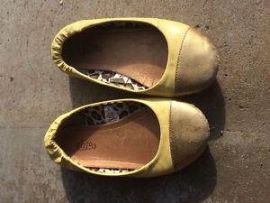 Size 1 youth cute girls flats. Pu in Dieppe.