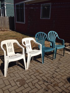 4 plastic lawn chairs $15