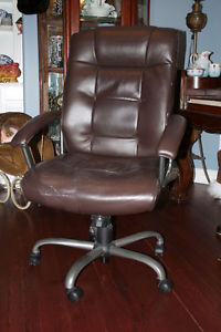 BROWN LEATHER OFFICE CHAIR