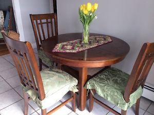 Kitchen table and 6 cloth-padded chairs, with cushion covers