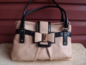 Ladies Stylish Purse with a wonderful Bow Style Clasp!