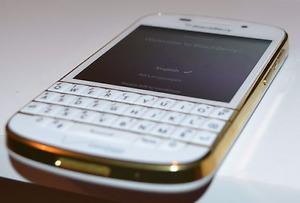 Like new condition unlocked blackerry Q10 - in gold color