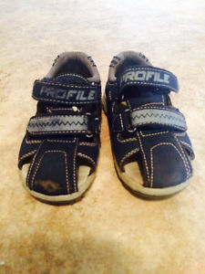 Size 8 toddler boys sandals. Good shape.