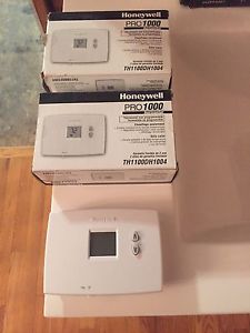 Two brand new Honeywell digital thermostats 30$ for both