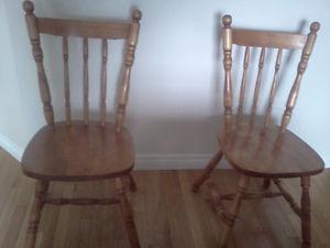 solidwood oak table with 2 matching chairs excellent