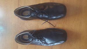 Boys 7.5 black dress shoes