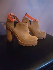 Gorgeous unique new without box Hunter brand heels only