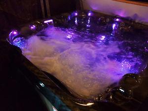 HOT TUB! ONLY 4 YEARS OLD!