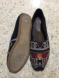 Like new TOMS size 7