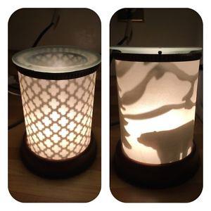 Scentsy Shade warmer with 2 shades