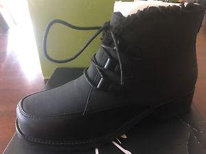 Trotters size 9 black winter boots