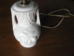VINTAGE WHITE EMBOSSED LAMP