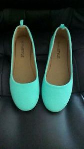 WOMEN'S FLATS - SIZE 8