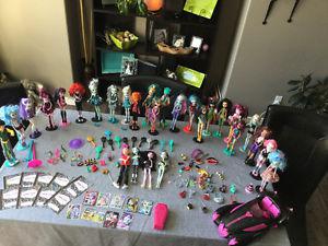 28 monster high dolls car and accessories