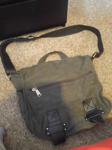 Messenger bag backpack-kenneth cole reaction