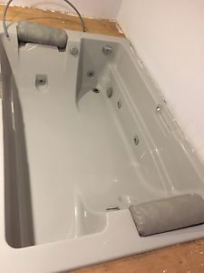 Two-person jet tub