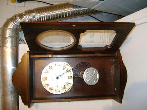 ==VINTAGE WOODEN WALL CLOCK==