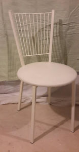 WHITE METAL CHAIR WITH PADDED SEAT.
