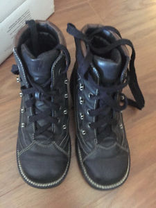 WOMENS HIKING BOOTS