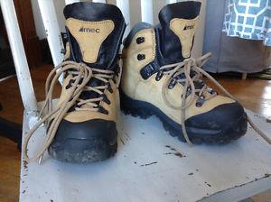 Womens MEC leather hiking boots mint sz 6