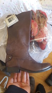FRYE boots size 7. One zipper needs repair