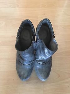 G by Guess size 8.5 booties