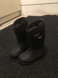 Kids black insulated bogs size 9