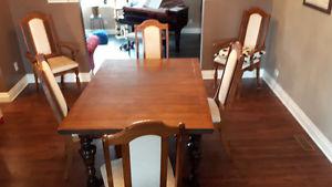 Lovely antique oak dining table $200 ONO