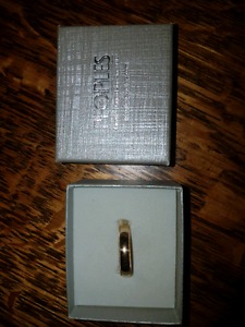 Men's gold wedding ring