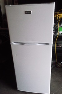NEWER 24" APPARTMENT SIZE FRIDGE/STOVES GREAT SHAPE