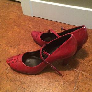 Red ladies shoes, size 10