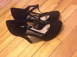 Wanted: Sz 6.5 black pumps worn once