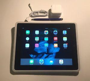 iPad 4 in Excellent Condition w/Apple Case & Charger