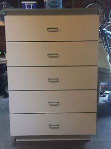 5 drawer Dresser / Cabinet Chest of Drawers.