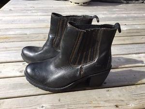 Born ladies black boots size10