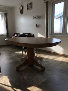 FOR SALE: Oak Dining Room Table