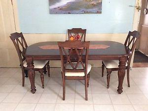 Gorgeous table and 4 chairs