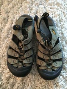 Keen sandals size 5 youth