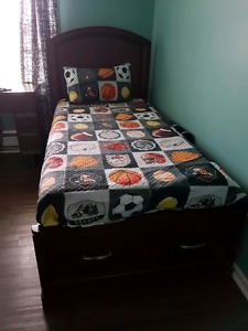 Single or twin bed like new condition