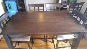 Dining room table w/built in leaf and 6 chairs
