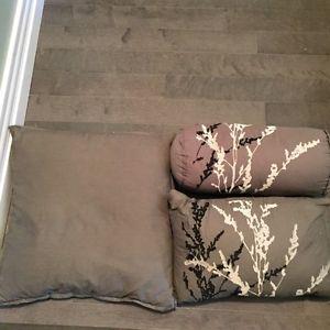 Set of three decorative pillows