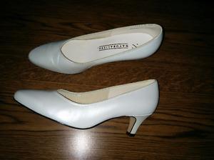 Size 6, Pearlized White Wedding Pumps - VERY comfortable