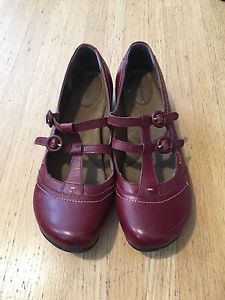 Size 8.5 ladies hush puppy Mary Jane shoes