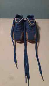 Used Mitre childs sz 1 soccer shoes.