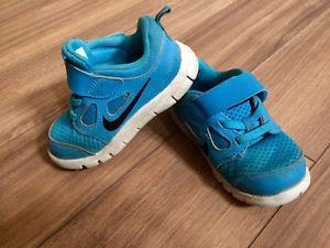 VGUC Nike free toddler size 7 shoes