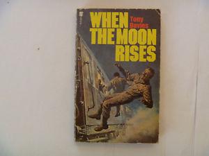 WHEN THE MOON RISES by Tony Davies -  Paperback