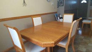 Beautiful condition oak table and chairs