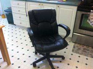 Black leather-look computer chair with arms