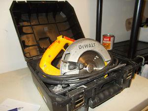Dewolt Skill Saw with blade and case