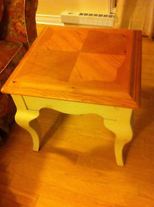Excellent night stands / little coffee tables - two of them